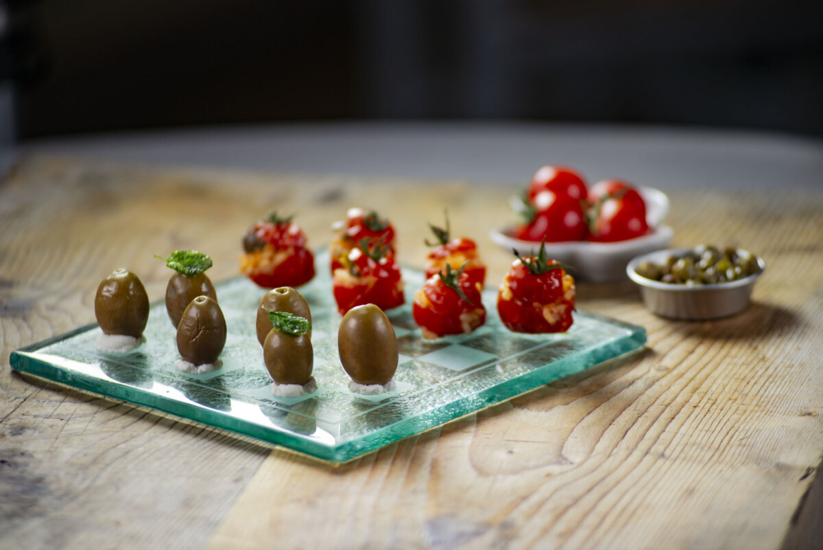 Tomaten gefüllt mit Reis, Sardellen, Kapern und Oliven - Eccebio